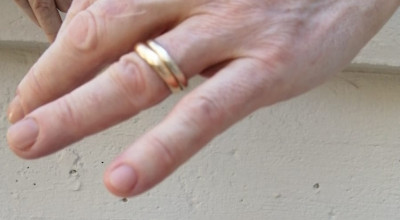 Perdono le fedi, ma gli operai della Multiservizi le ritrovano e le riconsegnano