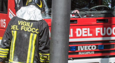 Anziana messa in salvo dall'abitazione in fiamme da un 25enne e dai suoi amic...