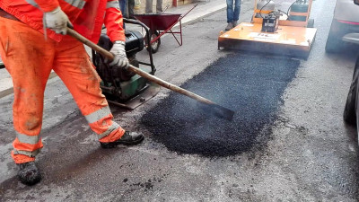 riparazione buche. riparazione buche.