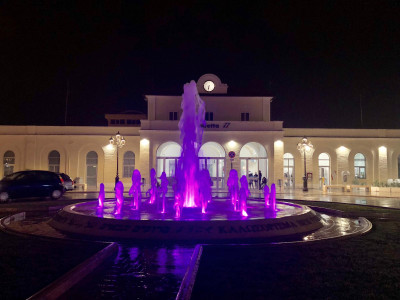 Monumenti illuminati di viola contro il tumore al pancreas